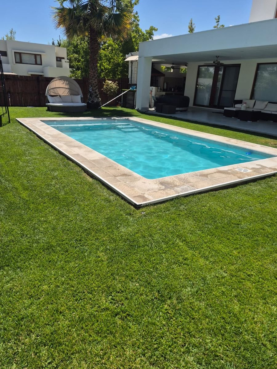 Piscina nueva con deck de travertino