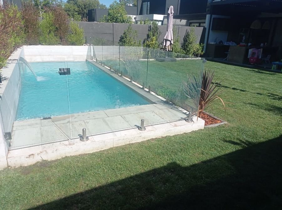 Piscina rectangular con cierre de cristal