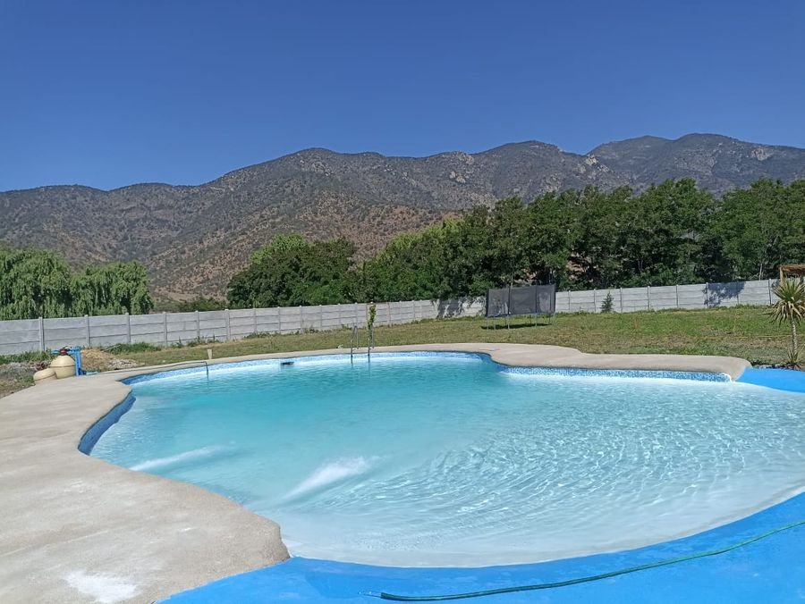 Piscina de forma libre con la cordillera de fondo