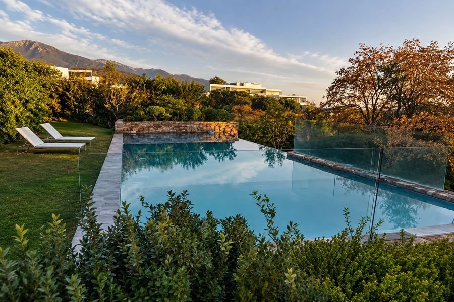 Piscina infinita con revestimiento y borde de piedra