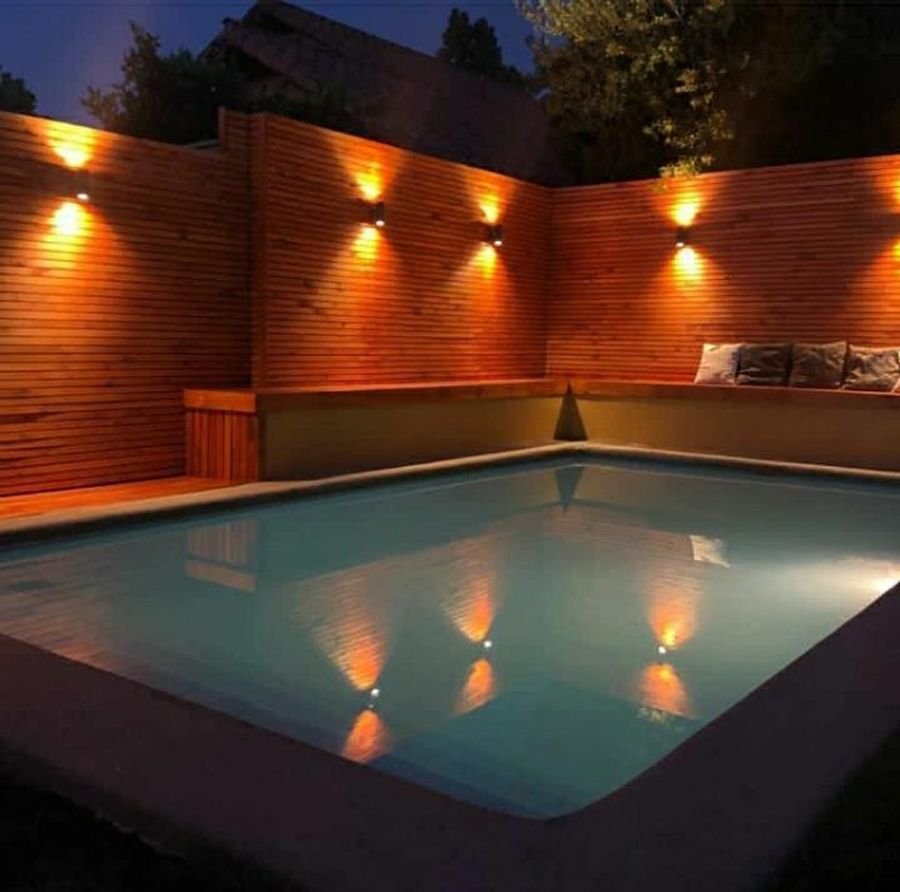 Terminaciones junto a un muro de madera iluminado