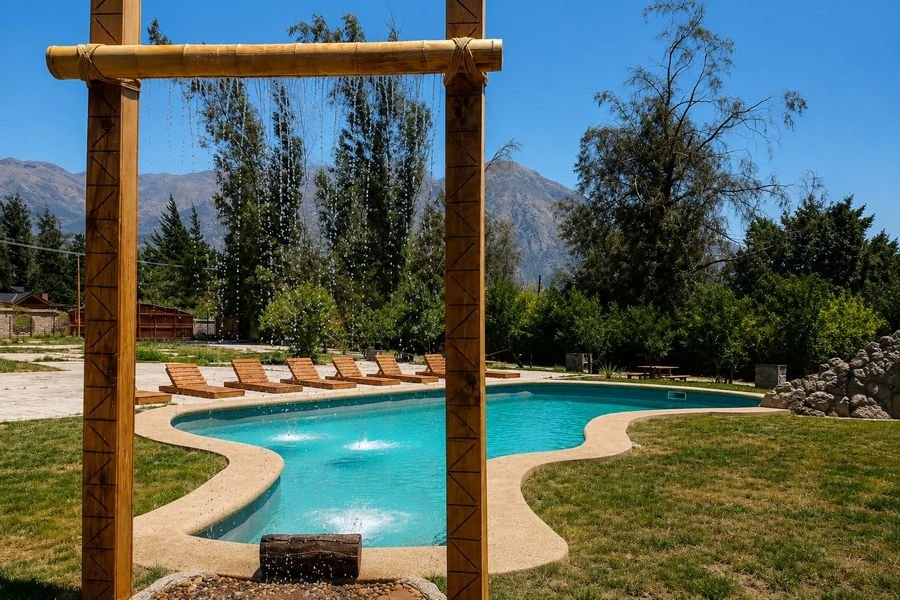Piscina de forma libre con pérgola