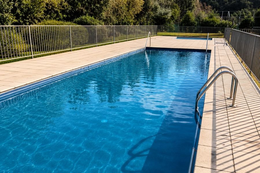 Piscina terminada con agua cristalina