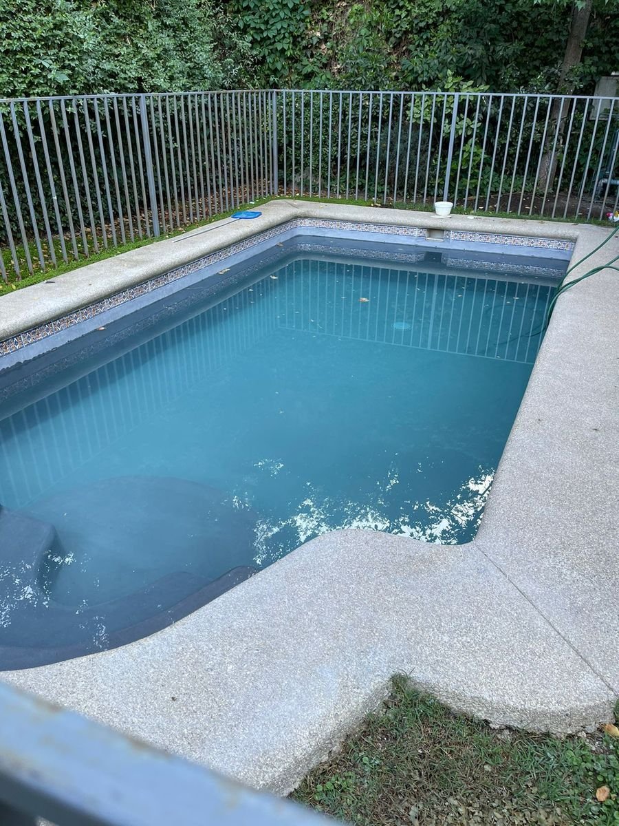 Piscina renovada con reja perimetral