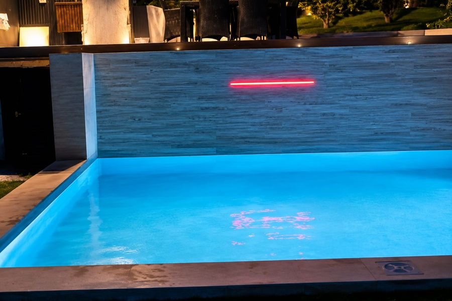 Muro con cascada e iluminación LED reparados